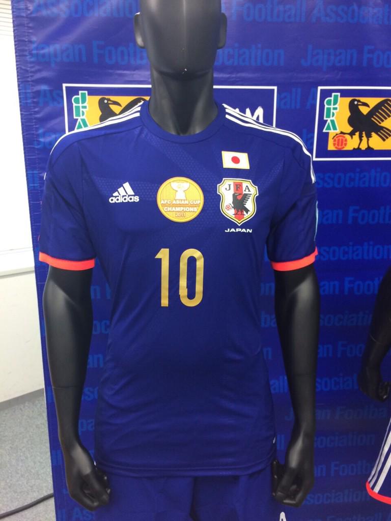 توییتر フットボールチャンネル در توییتر 日本代表がアジアカップで着用するユニフォームは特別仕様 金色のマーキングと アジアカップ優勝パッチが胸に光ります Daihyo Http T Co M1ab3sfcrg