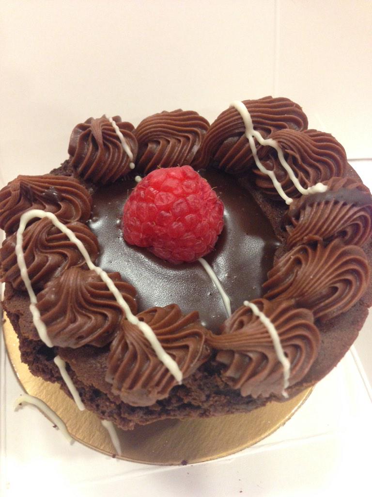 cactussooner's tweet photo. Wonderful cake @CarlosBakery @PalazzoVegas.  What a treat before the @HumanNatureLive show. http://t.co/bkKOpbui3T