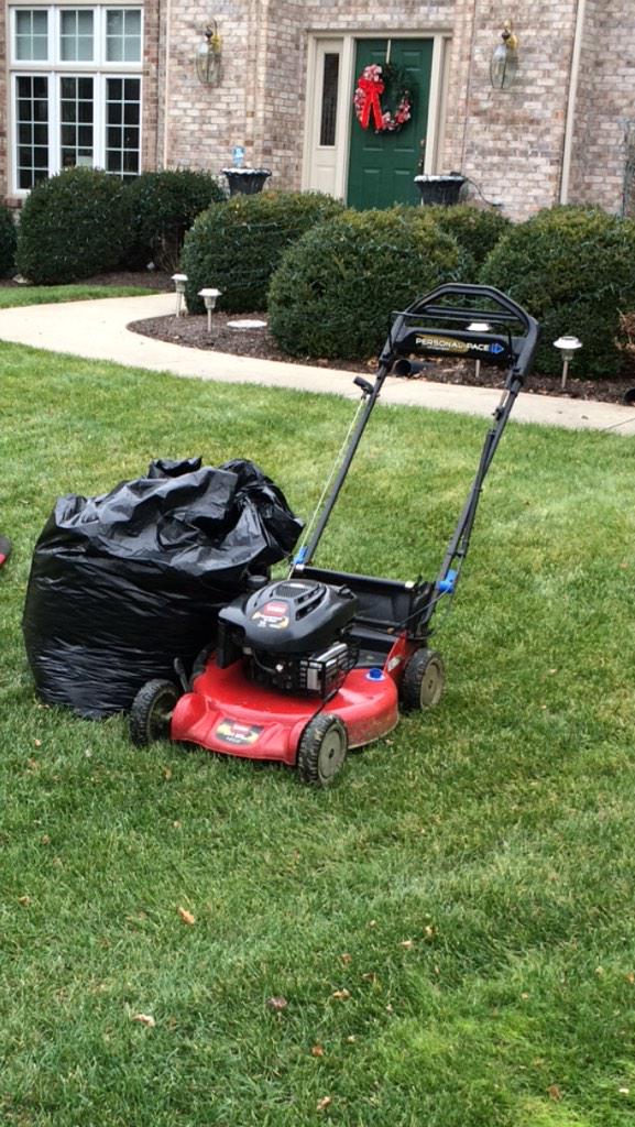 ThomasDean6's tweet photo. Latest I ever cut the grass!! #no snow http://t.co/RWugb1PaRZ