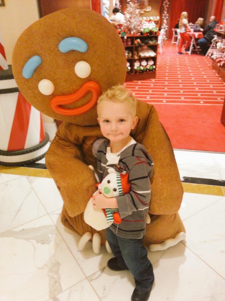 Gold4Austin's tweet photo. What an amazing "best day ever" at @GaylordNational !! Thanks to @MaddiesMark for making this dream real!! http://t.co/zu3EQIxRaa