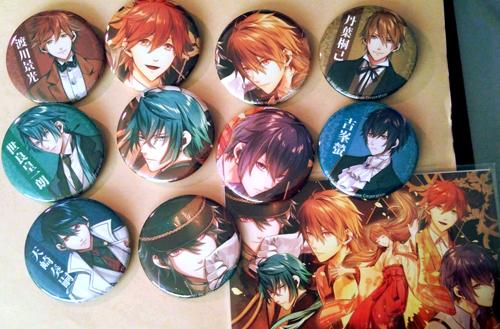 わーい!【帝國カレイド】の缶バッジ&ポストカードセットと、キャストさんの集合サイン色紙を担当さんから頂きました!缶バッジの色合いがいい感じに綺麗に出てて嬉しい('▽`) 顔のサインが可愛い!