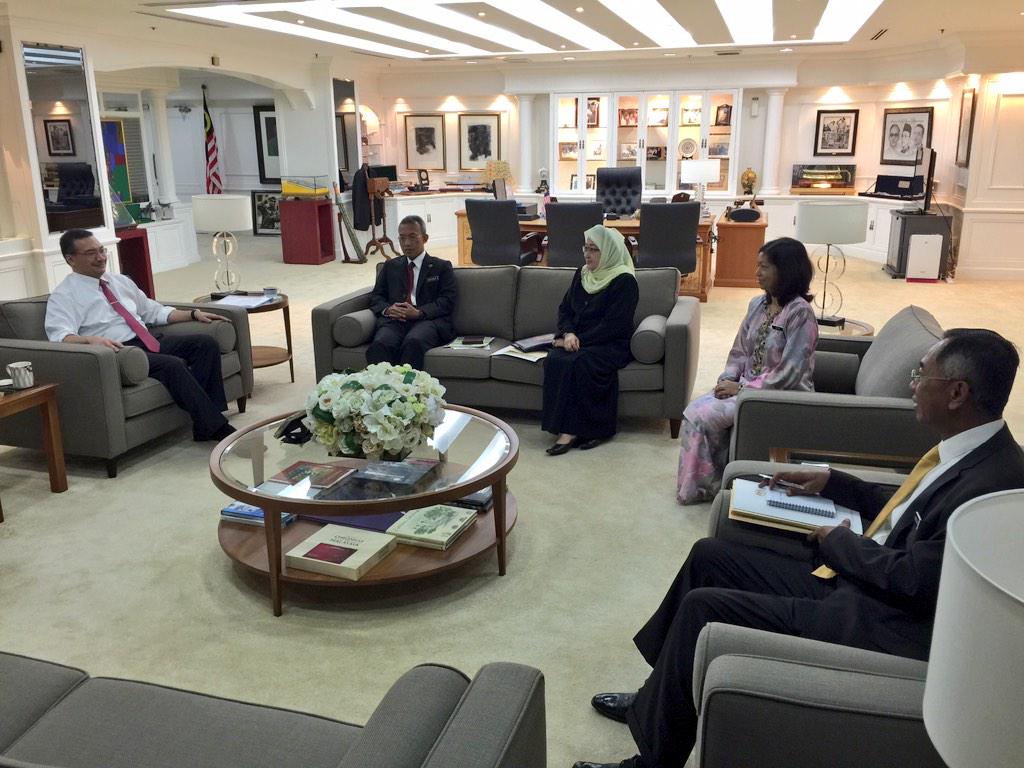 DS <a href="/HishammuddinH2O/">Hishammuddin Hussein 🇲🇾</a> bersama pengurusan tertinggi <a href="/1MinDef/">Steven Smith</a> diketuai oleh Ketua Setiausaha &amp; Timbalan2 Ketua Setiausaha