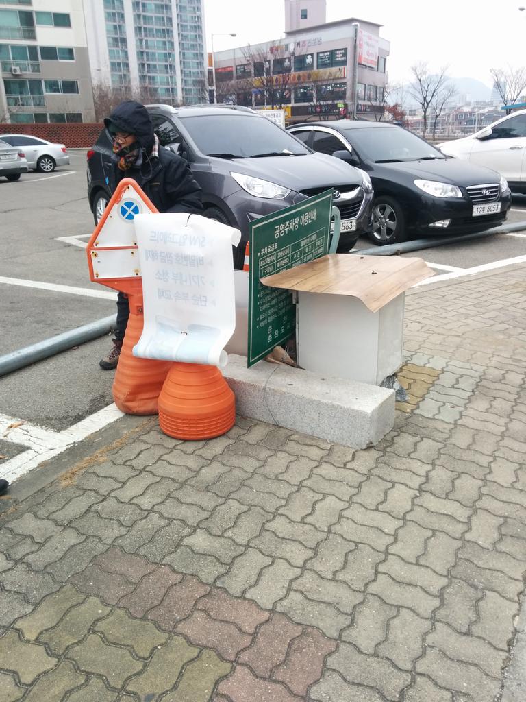 minsungsook's tweet image. 춘천시 계약직 아주머니가 공영주차장 요금 받으시며 업무 보시는 곳입니다, 시청사를 수백억, 수천억 들여 지을게 아니라 이분이 따뜻하게 계실 컨테이너라도 우선 만드는게 상식적인 사회 아닐까요?