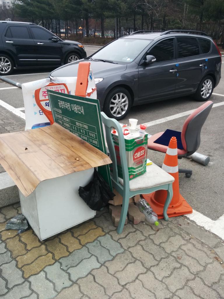 minsungsook's tweet image. 춘천시 계약직 아주머니가 공영주차장 요금 받으시며 업무 보시는 곳입니다, 시청사를 수백억, 수천억 들여 지을게 아니라 이분이 따뜻하게 계실 컨테이너라도 우선 만드는게 상식적인 사회 아닐까요?