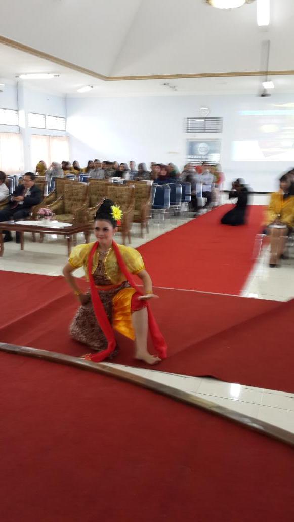 angkasa64's tweet photo. Trm kasih kpd Andrissa angkt 2014 yg telah tampil dg tarian asli Banyumas..di acr pelepasan calon wisudawan FH Unsoed http://t.co/r65wlvlnFq