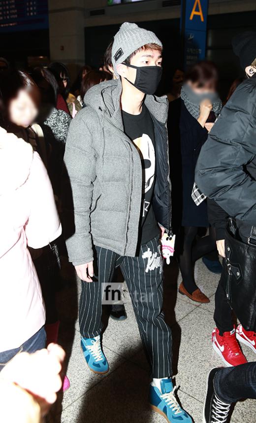thaluuu's tweet photo. 141215 Onew at ICN Airport #2 http://t.co/g38XgUVUIX http://t.co/GbKLFr58Eq