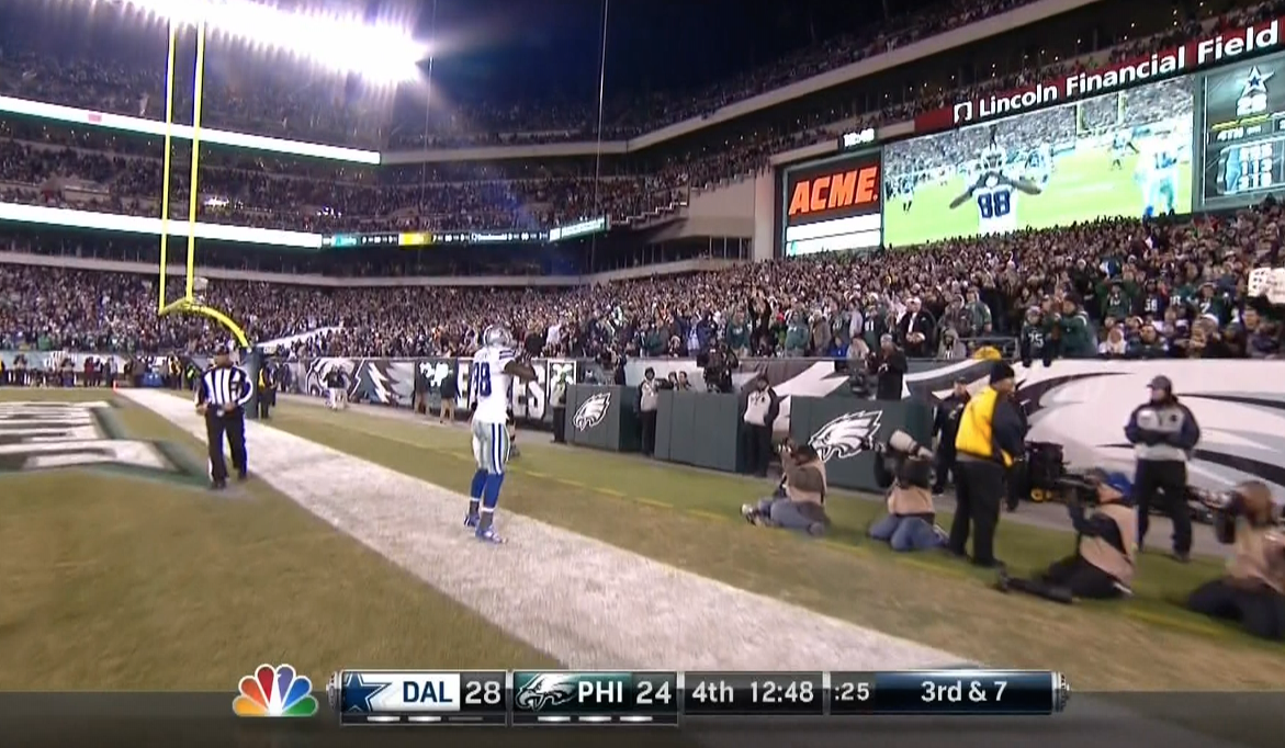 BleacherReport's tweet photo. Dez Bryant does it again. His 3rd TD of the night. http://t.co/ld9dek7rvF