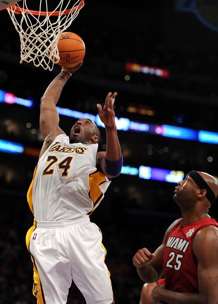InsideSoCalSpts's tweet photo. Visual comparison of Kobe Bryant and Michael Jordan http://t.co/y7RORDl5UC #Lakers #NBA #ChasingMJ http://t.co/qd5VM3usop