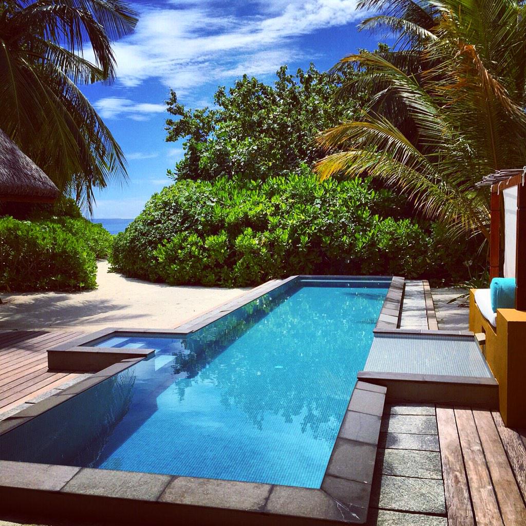LorenaLuciaa's tweet photo. Byebye Paradies 😭 #inlove #poolside #beach #villa @FSMaldives @Nbizzy13 http://t.co/G1eT6EH6J1