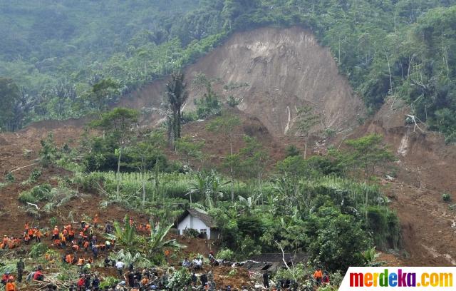 subahanalloh RT <a href="/merdekadotcom/">Merdeka.com</a> Rumah ini selamat dr longsor dahsyat Banjarnegara -> mdk.to/W4ku   #LinkAsik