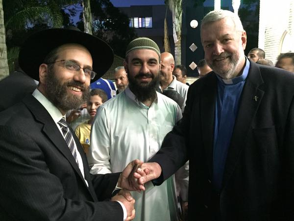aus_jewishnews's tweet image. As the #sydneysiege continues, three faiths come together to pray for peace at Lakemba mosque. Photo: @Mo_Taha1