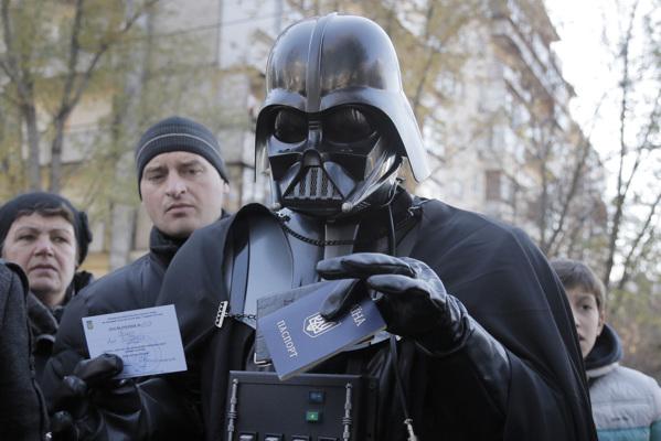 applestart's tweet image. 14 необычных Дарт Вейдеров или костюм на все случаи жизни fontv.ru/pro-kino/14-ne…