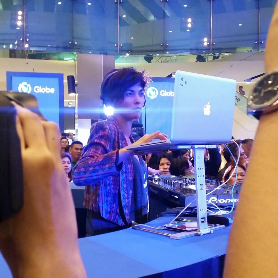 iamsuperbianca's tweet photo. Grabe DJ Badkiss. #girlcrush #Gen3NextAct #ExperienceGlobe http://t.co/HrNP9hefL3