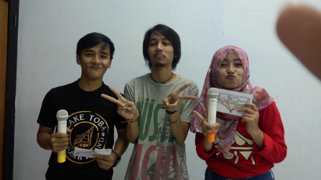 FestOfMath's tweet photo. Nih kebersamaan MC kita @VickyTaniady @gitayury bareng kak @FiersaBesari. Ini fotoku, mana fotomu? hehehe http://t.co/DBSJ7agki6