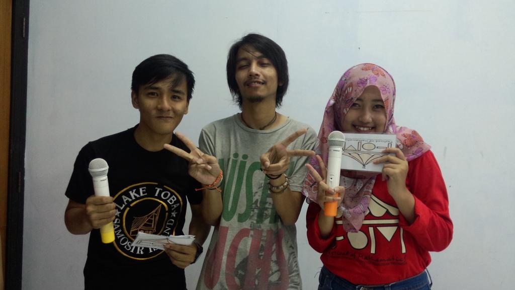 FestOfMath's tweet photo. Nih kebersamaan MC kita @VickyTaniady @gitayury bareng kak @FiersaBesari. Ini fotoku, mana fotomu? hehehe http://t.co/DBSJ7agki6