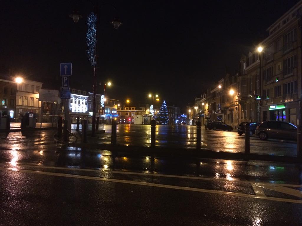 ddemeeus's tweet photo. Contrairement aux infos radio, le centre de Wavre est bel et bien accessible ce matin. Calme. #greve15dec #15dec http://t.co/TkN9LknDyp