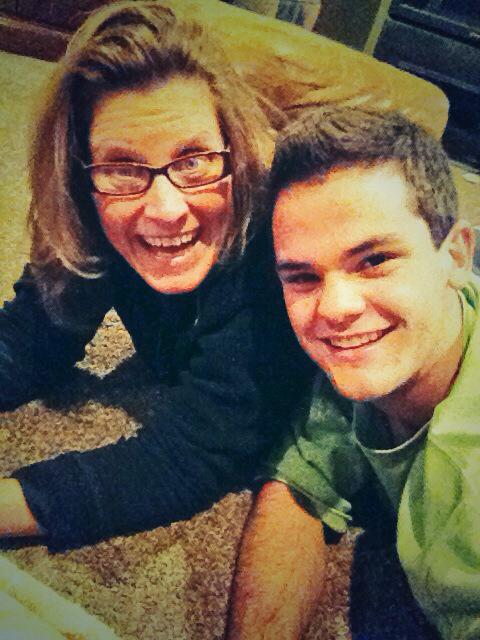 aluisioddias's tweet photo. 1AM and we are here like... #triviaproblems @FarrisKelly http://t.co/rPPSFKb9cM