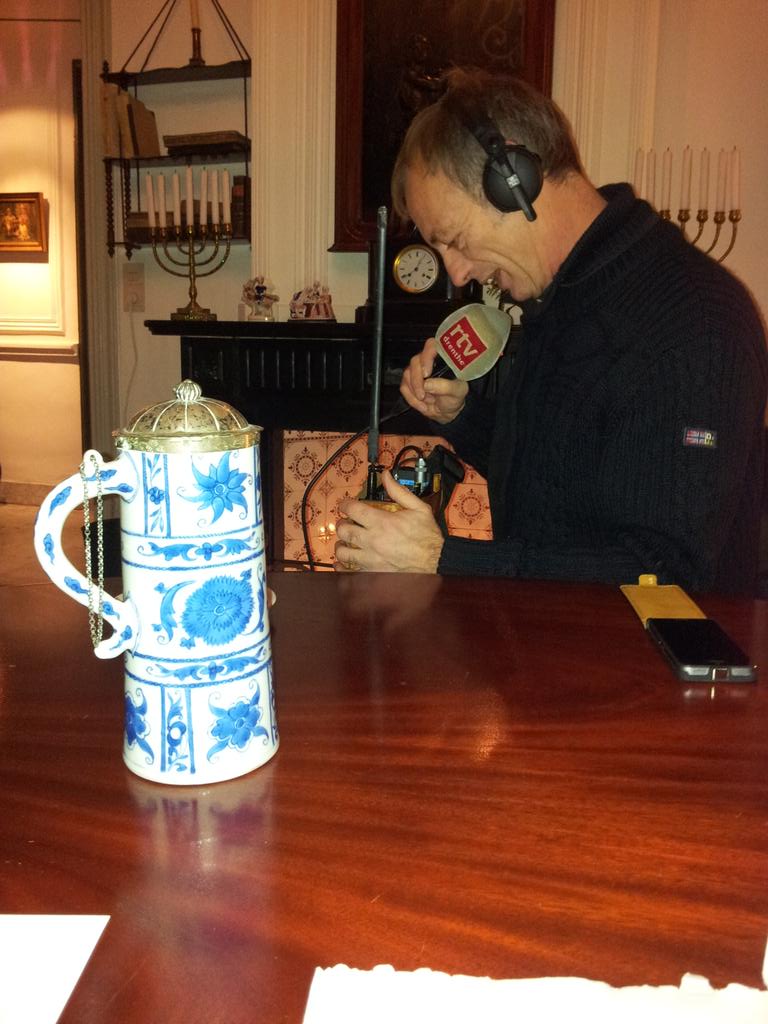 TweetytoTweety's tweet photo. Rtv drenthe op bezoek. Om 
8.20 uur radio uitzending over uiterst zeldzame chinese kan in museumde5000morgen http://t.co/n3LgkoaNup
