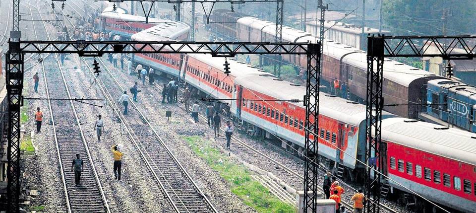 MetroTelegraph's tweet image. Lucky escape for passengers after Poorva Express derails at Liluah: bit.ly/PoorvaDerailed
#PoorvaExpress
