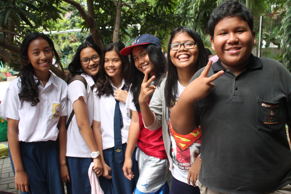9Berbeda's tweet photo. gaya abisss @ameliachrstna @nathania_liu @810rachel @claramgda @NRDSinaga @KennyVerel http://t.co/ecMKTdlBxZ