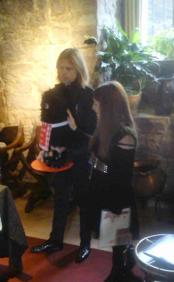 caprichohelena's tweet photo. Maite itoiz y Jhon Kelly ya con su #lamio. De #hotelesruralesdenavarra http://t.co/xUyxtu7XGM