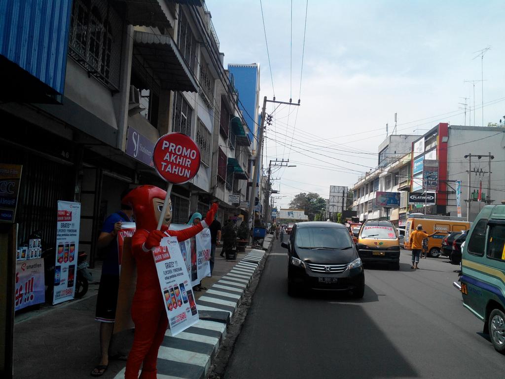 Smartfren_NS's tweet photo. #Cluster4#Siantar#Promo Akhir Tahun at WIN ACC jln.Merdeka,banyak GRATISannya.. http://t.co/LwfgxGM0d7