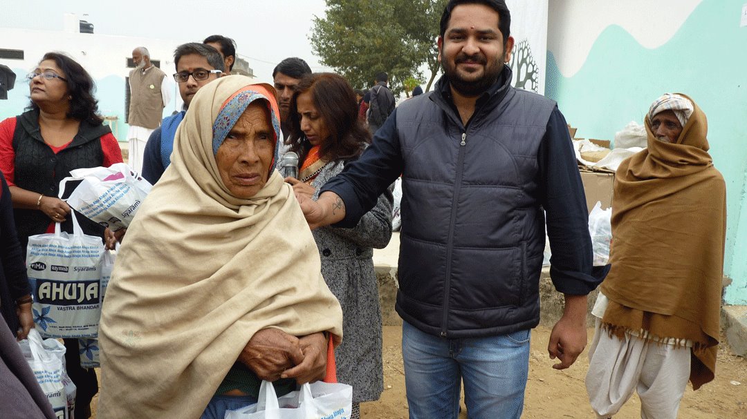Nirvanavan's tweet photo. 100 blankets were given to widows from the villages of the discriminated Nat and Kanjar community by Parna Dastidar http://t.co/9La5phIHt8