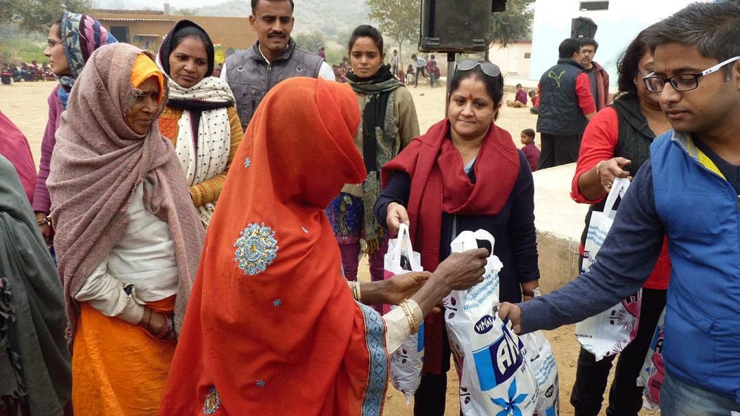 Nirvanavan's tweet photo. 100 blankets were given to widows from the villages of the discriminated Nat and Kanjar community by Parna Dastidar http://t.co/9La5phIHt8