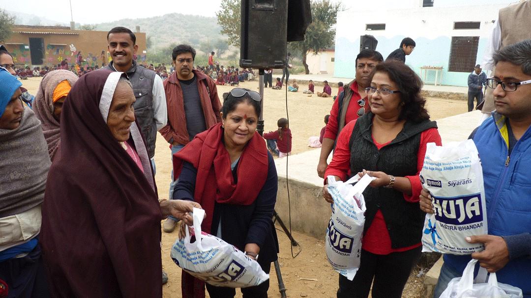 Nirvanavan's tweet photo. 100 blankets were given to widows from the villages of the discriminated Nat and Kanjar community by Parna Dastidar http://t.co/9La5phIHt8