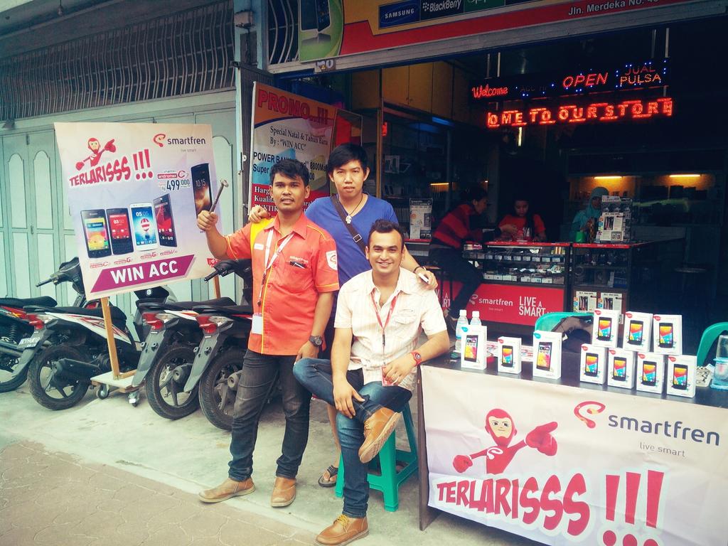 Smartfren_NS's tweet photo. #Cluster4#Siantar#Promo Akhir Tahun at WIN ACC jln.Merdeka,banyak GRATISannya.. http://t.co/LwfgxGM0d7