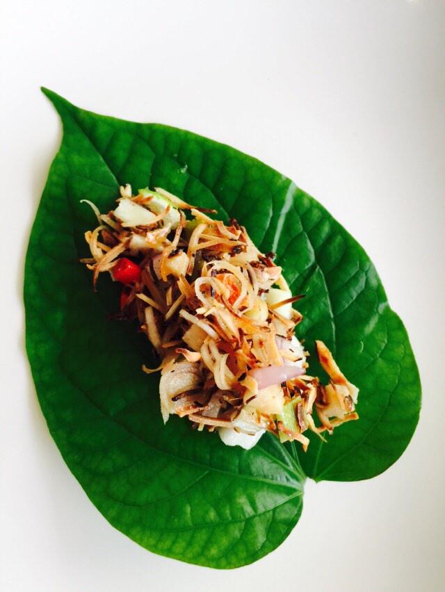 STrebeccatan's tweet photo. One if my favourite dishes: Miang Kham #Thai #herb #raw #foodporn #SGfood #Esarn #palmsugar #Singapore #crunch http://t.co/pHjUYXz8Bt