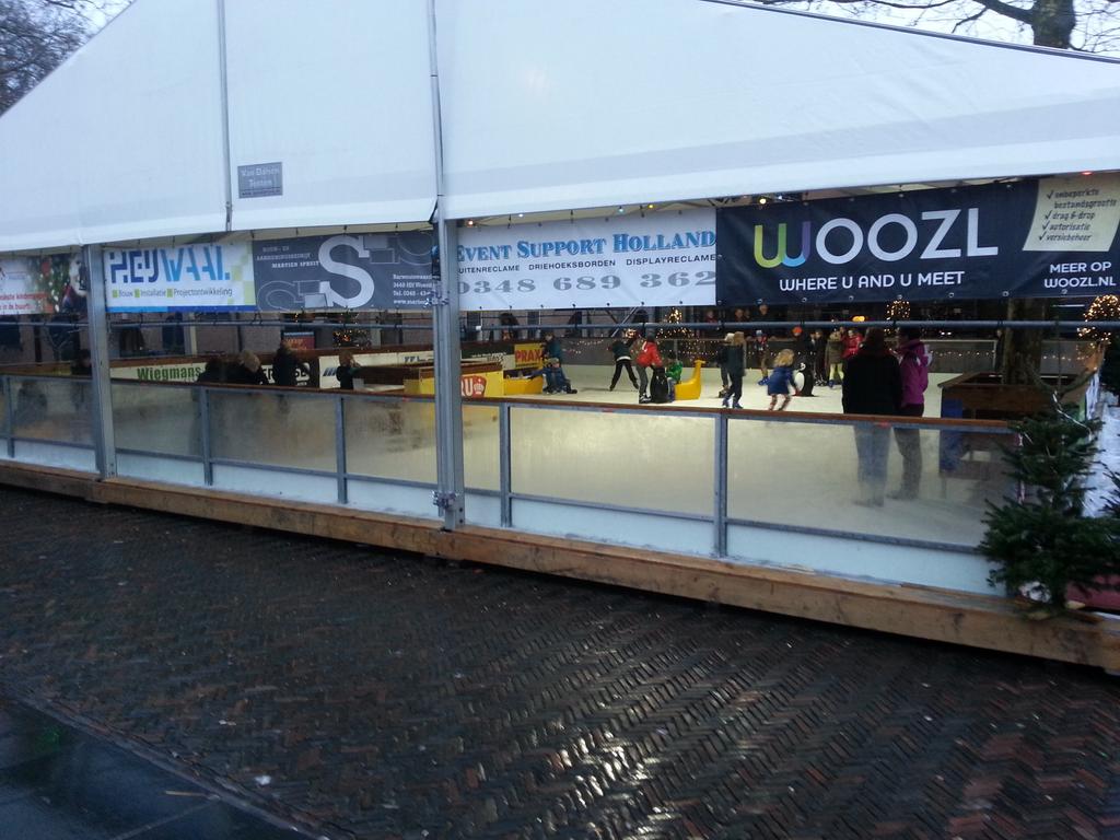 KoekZopieTent's tweet photo. Na een super weekend met plezier &amp; warme choco Is het vandaag druilerig plezier is er niet minder om @IJsbaanWoerden http://t.co/LGCB7C9D2f