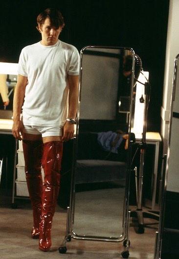 킨키부츠 촬영장에서 킬힐 부츠 신고 워킹연습(?) 하는 조엘 에저튼. 요즘 뮤지컬이 공연중인데 이 영화가 원작임. 조엘이 남성을 위한 하이힐을...