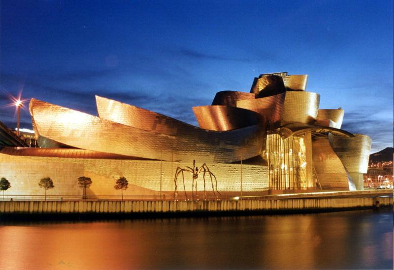 Das Guggenheim-Museum in Bilbao ist ein spektakuläres Kunstmuseum zeitgenössische. Arbeit von Frank O. Gehry.
