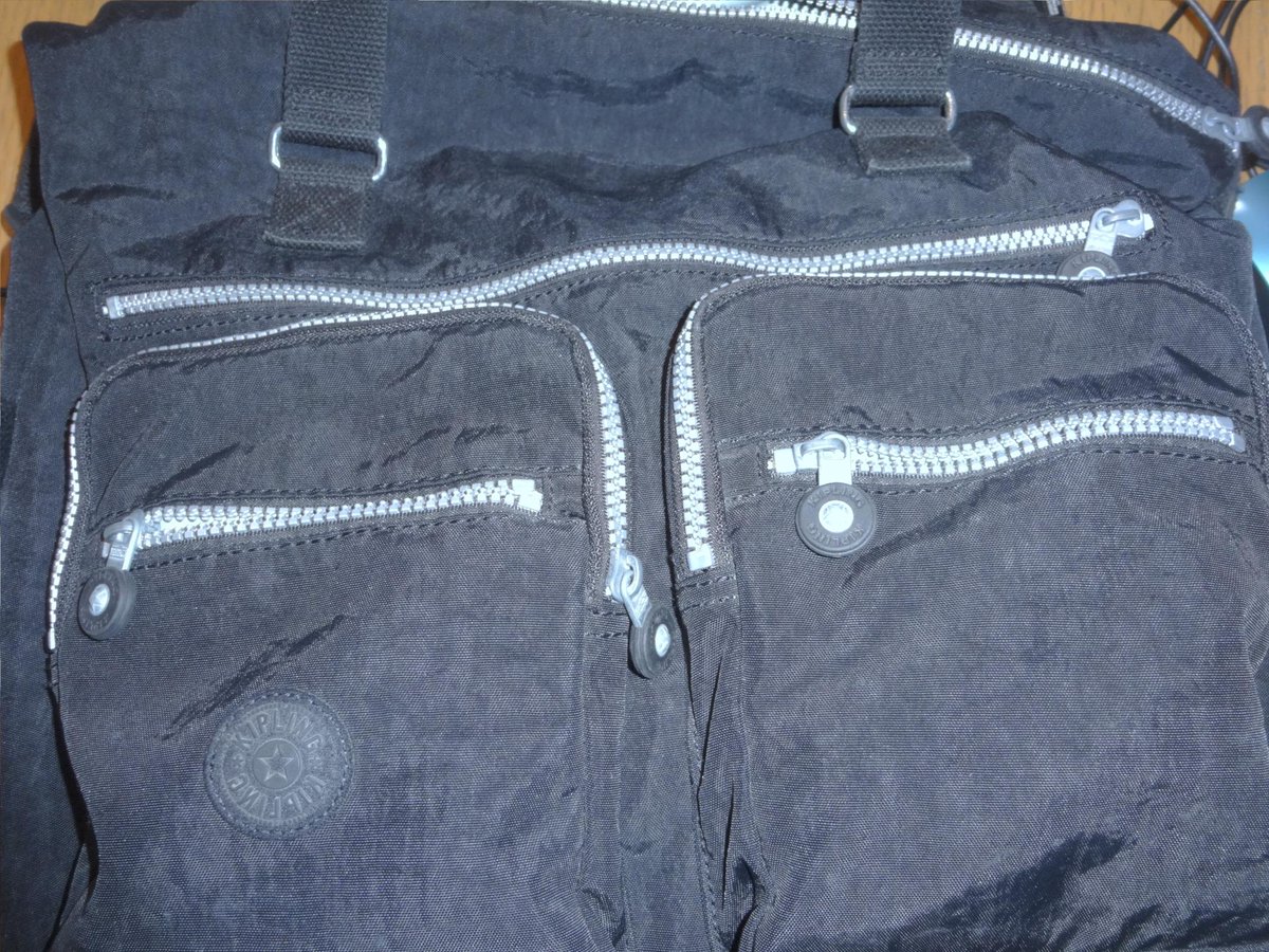 xxxkamo's tweet image. ２０１３年のバッグは、黒。
２０１４年のバッグは、青。

２０１５年のバッグは、、、赤で！

年々派手になっていき、年々コンパクトになるのであった。。。ｗ

#kiplinglovers