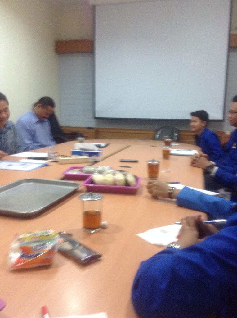 DPM sedang bernegoisasi bersama dekan dan wadek menegenai fasilitas kampus dan jam malam lembaga. Doain lancar ya :)