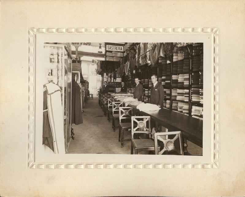 MasaveuCorp's tweet photo. El Bazar Masaveu en el libro Historia del Comercio y Comerciantes de Oviedo de @carlosdelcano http://t.co/WKzlCTUMaa http://t.co/OuQ7RDXn97