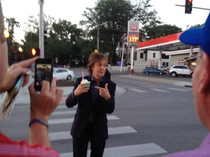 cavern__club's tweet photo. Imagina estar andando na rua e encontrar esse cara.... #sonho #Paul #SgtPeppersResponde http://t.co/MHh4JkSF69