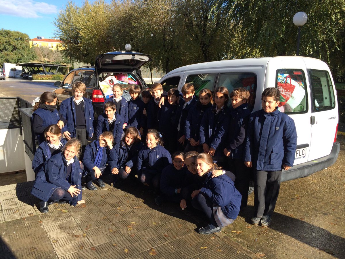 YagoFoundation's tweet photo. Éxito en la #campaña de juguetes. Una gran cadena de alumnos de @yagoschool ayuda a su traslado a las furgonetas. http://t.co/21wNyXTzMM