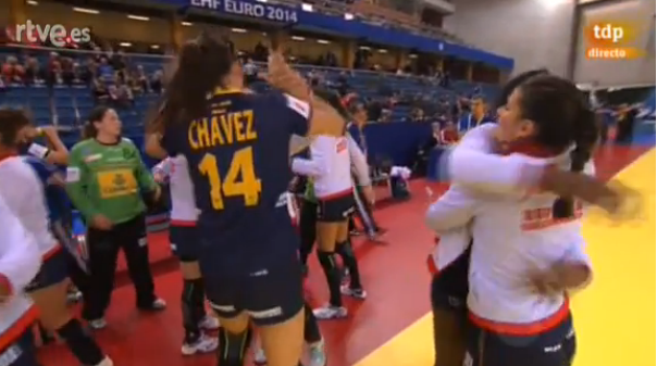 teledeporte's tweet photo. Ya en DIRECTO Rumania - España de la #Euro2014 http://t.co/A0YYFZJn5H ¡Vamos GUERRERAS! #Balonmano http://t.co/4dELvDZ93P