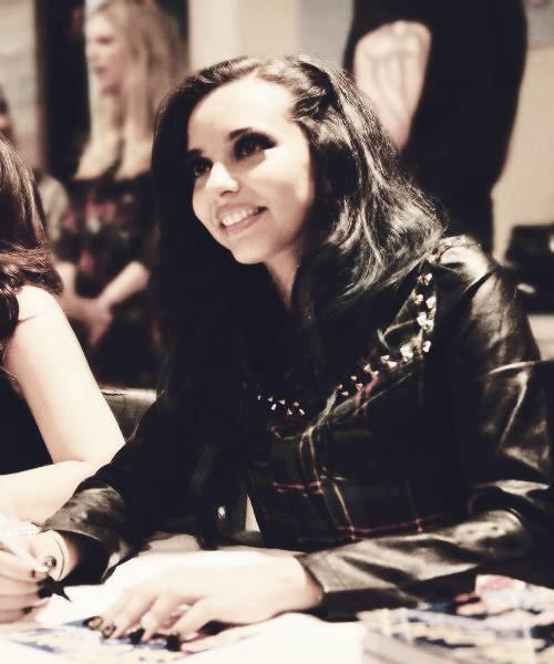 Jade Thirlwall
leather jacket
dark hair
cute smile
whats not to love?! happy almost bday my lovely!!  