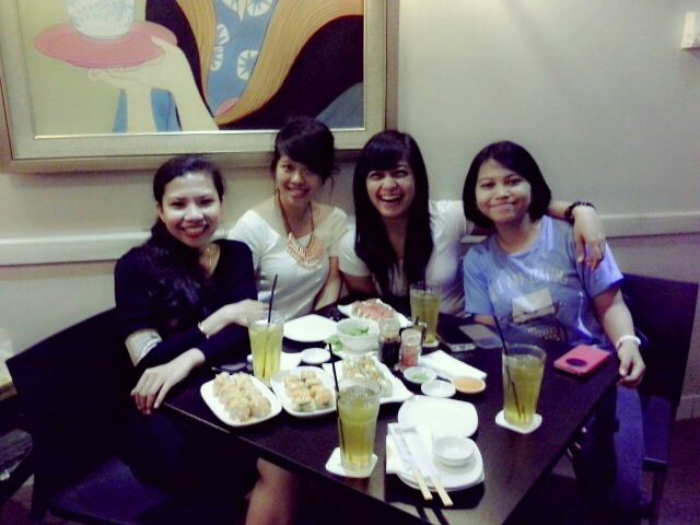 hanasalirena's tweet photo. "@militanism: kumpul bocah. bocah layangan. @hanasalirena @icyseanne @alinamita http://t.co/v0eD1utPSC"