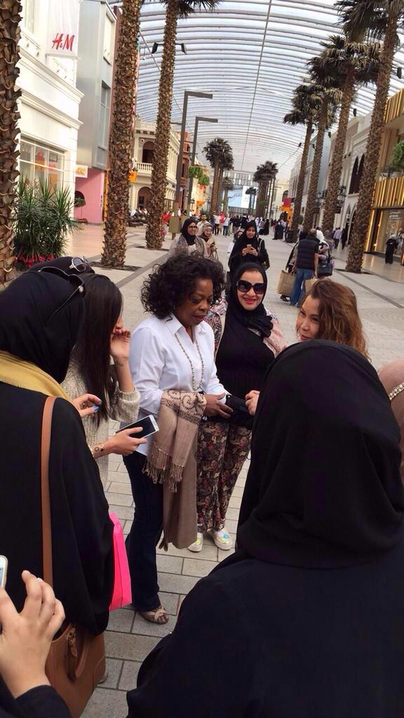 نساء يتجمعن حول إمرأه ظنا أنها الإعلامية الأمريكيه "أوبرا" في الأڤنيوز ، وفي الأخير أتضح أنها كويتيه !