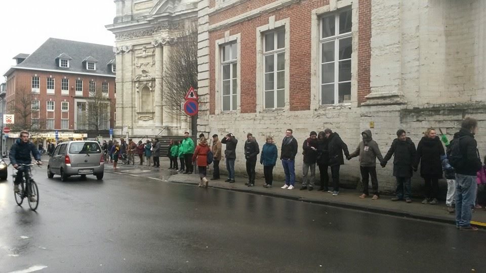 SanderVDCapelle's tweet photo. Symbolische wachtrij 200 mensen aan CAW. Investeringen nodig om échte wachtrijen weg te werken #staking15dec #15dec http://t.co/Ixj3xTk7kr