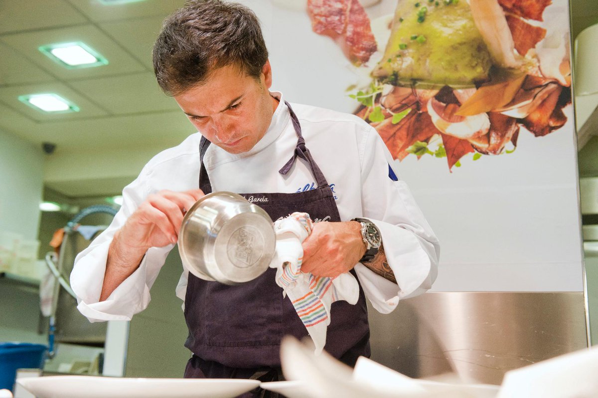 David García, jefe de cocina de Álbora, dándole vueltas al menú que ha ideado para Fin de Año