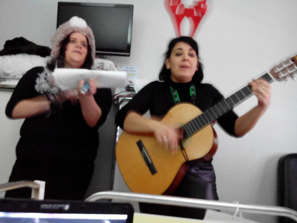 MiCanceryYo's tweet photo. Llevo varios días sin fuerzas... Estoy débil, pero el ánimo no me falta,  porque ha venido a verme la navidad. http://t.co/9dqXE22JgM
