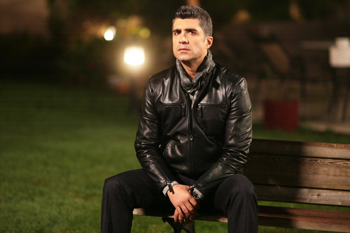 startv's tweet photo. Kahraman, Defne’yi kurtarabilecek mi? 
Kaderimin Yazıldığı Gün'ün yeni bölüm kareleri için:
http://t.co/YD0C0we4JV http://t.co/aHBoEQbU17
