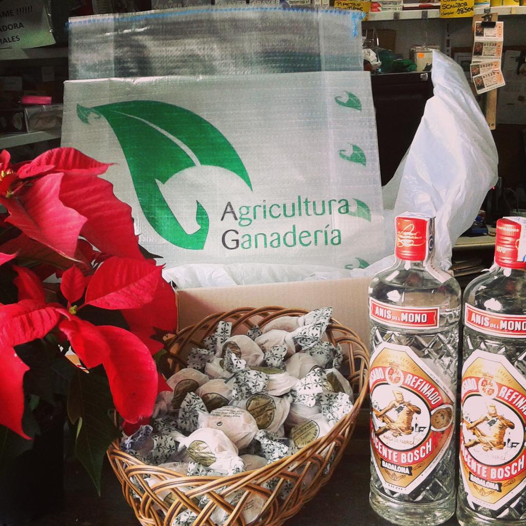 alguerrero10's tweet photo. El equipo de Almacenes Antonio Guerrero os desea una FELIZ NAVIDAD!!! @ANTGUEMOR @Inmainmitas @Huesca466 http://t.co/YRYmkqmHDa