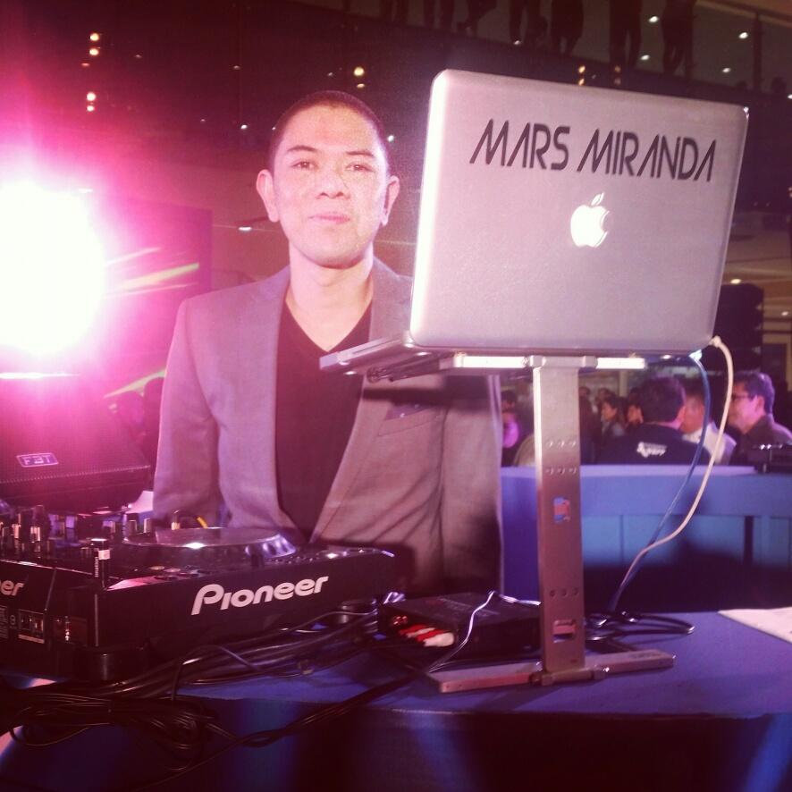 iamsuperbianca's tweet photo. THE DJ @marsmiranda now spinning for #Gen3NextAct #ExperienceGlobe!!!! My favorite DJ ever. ππ http://t.co/pvUky6amAl