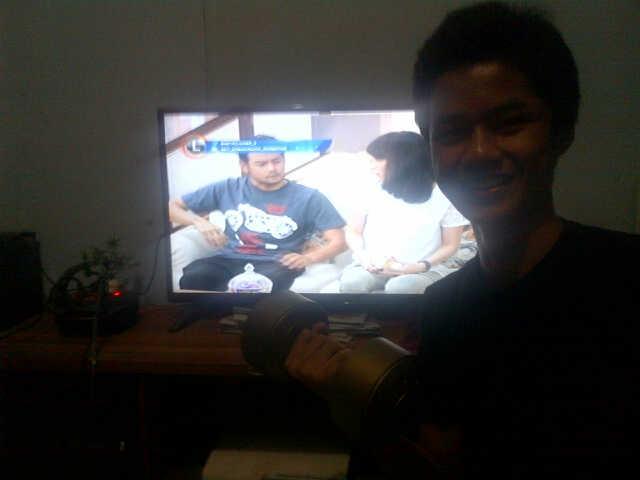 myswshz's tweet photo. @netmediatama #NETMILIUNER_2 sambil pegang barbel http://t.co/y3opjqSsah